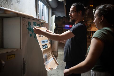 Unter anderem mit Plakaten und Stickern werben die jüdisch-arabischen Friedenspatrouillen für ein besseres Miteinander