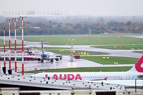 Vierjährige als Geisel: Hamburger Flughafen wegen Geiselnahme weiter geschlossen