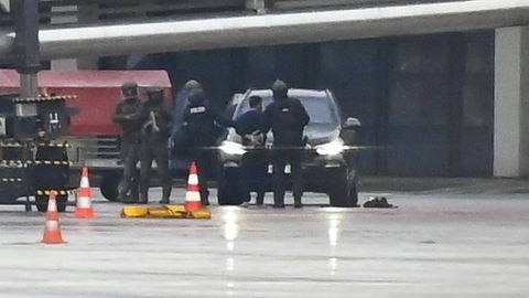 Ein Mann wird auf dem Flughafen Hamburg von der Polizei weggeführt