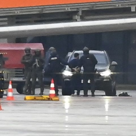 Ein Mann wird auf dem Flughafen Hamburg von der Polizei weggeführt