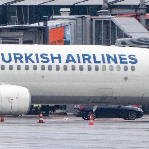 Ein Auto steht am Flughafen Hamburg unter einer Linienmaschine der Turkish Airlines