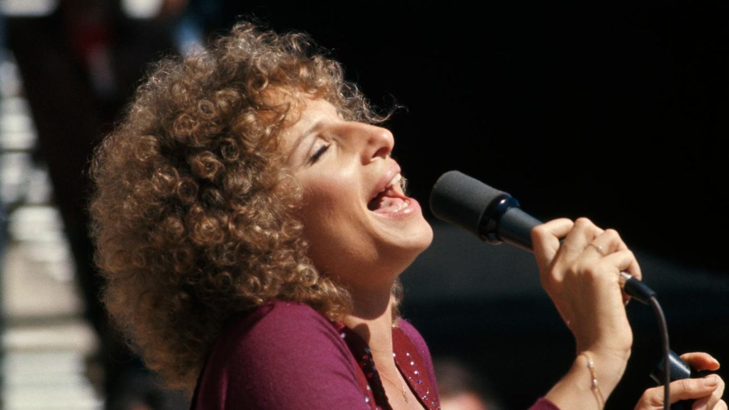 Barbra Streisand, 1976 bei einem Konzert in San Francisco Barbra Streisand, 1976 bei einem Konzert in San Francisco
