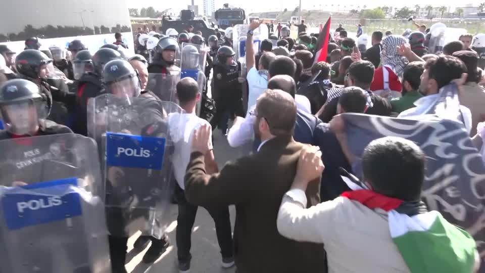 Video: Türkische Polizei verhindert Erstürmung von Luftwaffenstützpunkt Incirlik Video: Türkische Polizei verhindert Erstürmung von Luftwaffenstützpunkt Incirlik