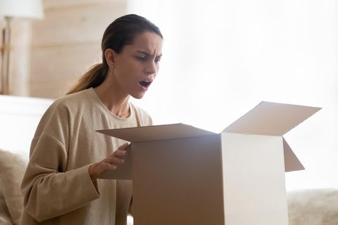 Amazon Paket Frau Lieferung Verärgert