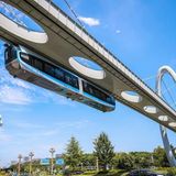 Nahverkehr als Anziehungspunkt - selbst die Gleise sind eine atemraubende Konstruktion