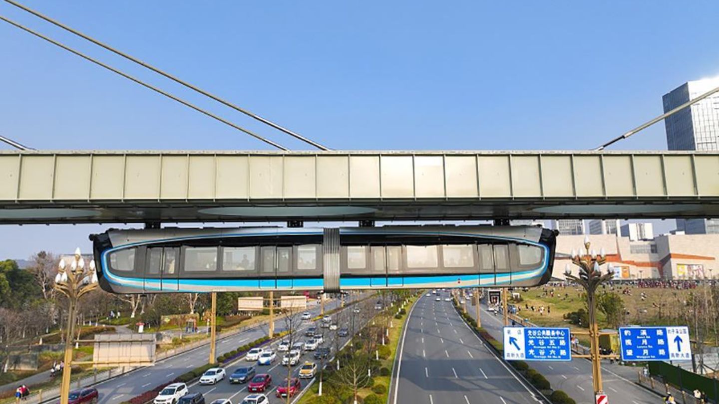Der Photon-Triebwagen hat in der Mitte ein Gelenk und nimmt 200 Passagiere auf