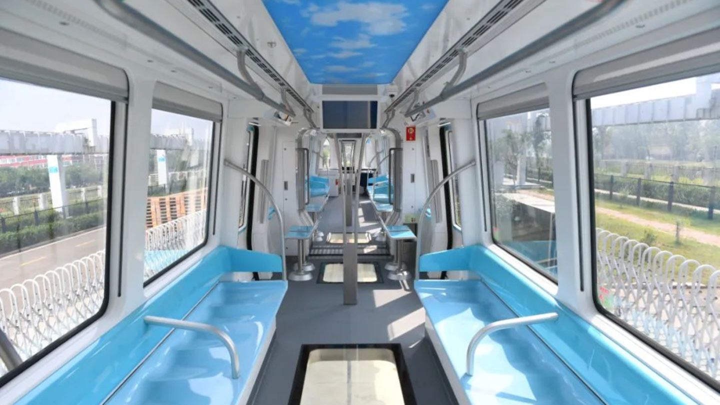 Zwischen Bänken sind gläserne Böden eingelassen