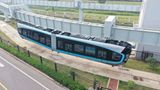 Die Triebwagen hängen unter einem Träger