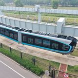 Die Triebwagen hängen unter einem Träger