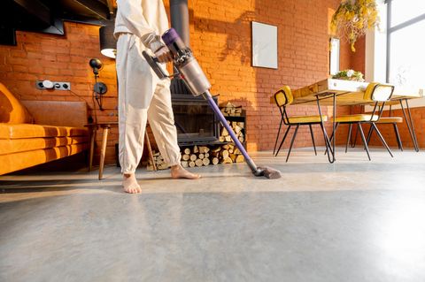 Praktische Hilfe beim Hausputz: der kabellose Akku-Staubsauger V8 von Dyson.