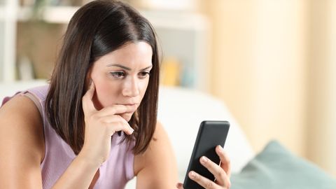 Whatsapp Smartphone Frau Nachdenklich