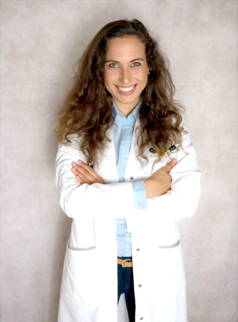 Kindergesundheit im Check: Dr. med. Celine Schlager arbeitet als Ärztin in einer Kinderklinik und ist selbst Mama. Deshalb weiß sie sehr genau, welche Sorgen und Ängste Eltern und auch andere Familienangehörige haben, wenn es um den Nachwuchs geht. Bei Instagram hat sie sich eine große Community mit mehr als 60.000 Followern aufgebaut. In ihren Kursen und Beratungen versucht sie, Antworten zu geben und allgegenwärtige Ängste zu nehmen. Dr. med. Celine Schlager arbeitet als Ärztin in einer Kinderklinik und ist selbst Mama. Deshalb weiß sie sehr genau, welche Sorgen und Ängste Eltern und auch andere Familienangehörige haben, wenn es um den Nachwuchs geht. Bei Instagram hat sie sich eine große Community mit mehr als 60.000 Followern aufgebaut. In ihren Kursen und Beratungen versucht sie, Antworten zu geben und allgegenwärtige Ängste zu nehmen.