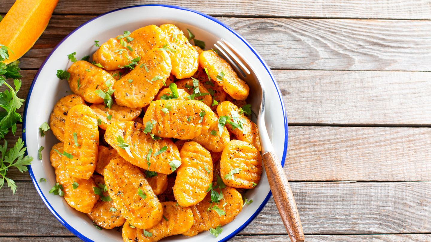 Orangefarbene Kübis-Gnocchi in einem Schälchen