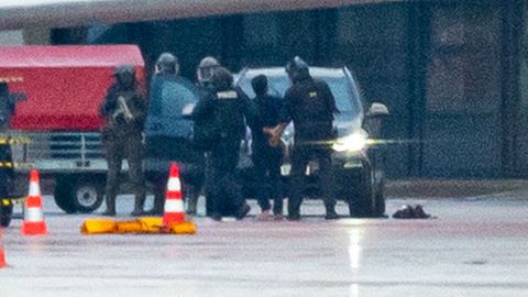 Nach 18 Stunden lässt sich der Geiselnehmer auf dem Rollfeld des Hamburger Flughafens festnehmen
