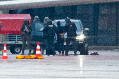 Nach 18 Stunden lässt sich der Geiselnehmer auf dem Rollfeld des Hamburger Flughafens festnehmen