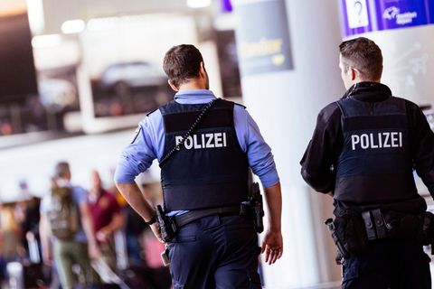 Zwei Polizisten patrouillieren am Flughafen Frankfurt. Nach der Geiselnahme auf dem Rollfeld des Flughafens in Hamburg, ist eine Debatte über die Sicherheit an den Airports entbrannt.