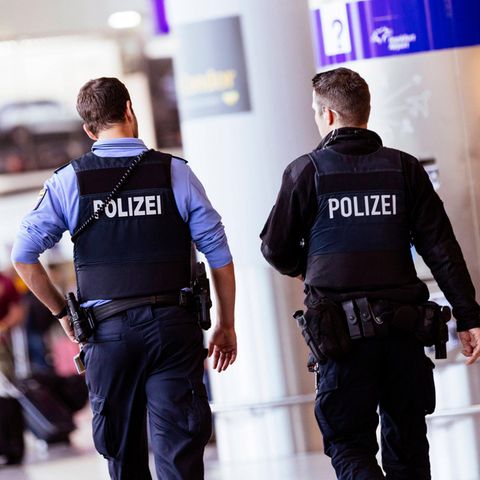 Zwei Polizisten patrouillieren am Flughafen Frankfurt. Nach der Geiselnahme auf dem Rollfeld des Flughafens in Hamburg, ist eine Debatte über die Sicherheit an den Airports entbrannt.