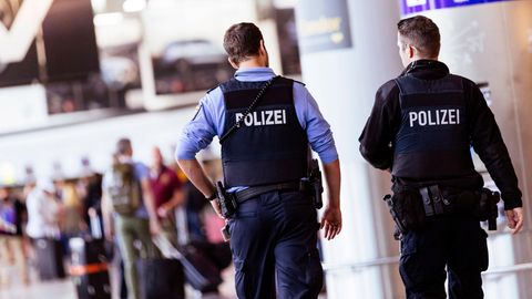 Zwei Polizisten patrouillieren am Flughafen Frankfurt. Nach der Geiselnahme auf dem Rollfeld des Flughafens in Hamburg, ist eine Debatte über die Sicherheit an den Airports entbrannt.