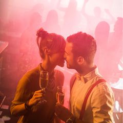 Fremdknutschen: Ein Mann und eine Frau küssen sich in einem Club