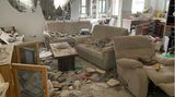 Das Wohnzimmer von Eshel und Kinneret nach dem Überfall der Hamas