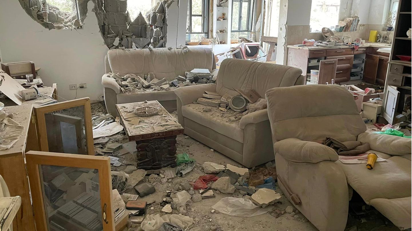 Das Wohnzimmer von Eshel und Kinnet nach dem Angriff der Hamas