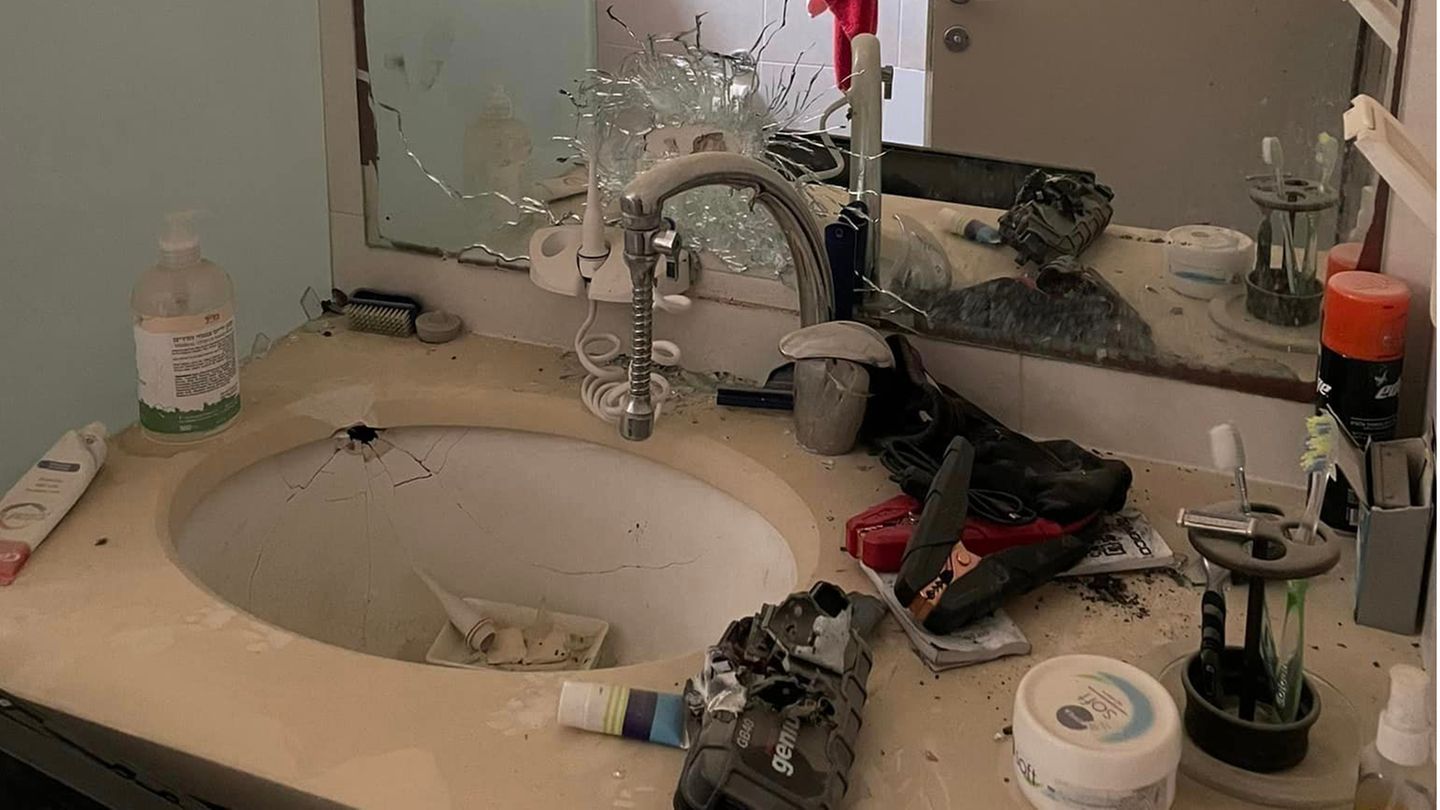 Das Badezimmer mit Einschussloch im Spiegel