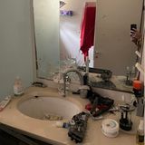 Das Badezimmer mit Einschussloch im Spiegel