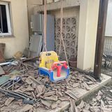 Auf der Terrasse hängt noch die Schaukel