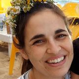 Yarden wurde gemeinsam mit ihrem Mann Alon und ihrer dreijährigen Tochter Geffen auch von der Hamas entführt. Beim Fluchtversuch konnten ihr Mann und ihre Tochter entkommen. Yarden wurde von den Terroristen zurückgehalten und wieder mitgenommen 