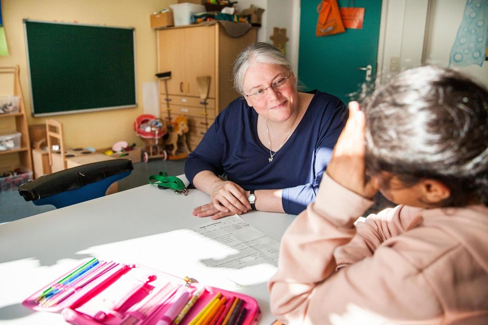 Yvonne Hohnhausen am Tisch mit einem Mädchen
