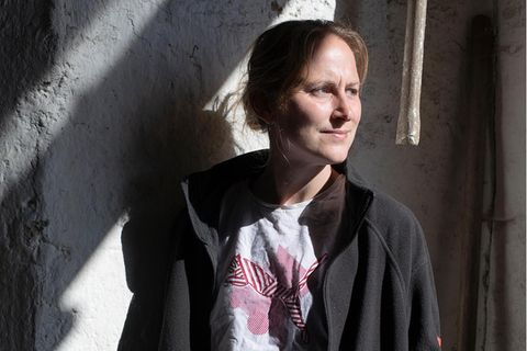 Die Bäuerin Julia Thielecke, eine Frau mit blondem Zopf
