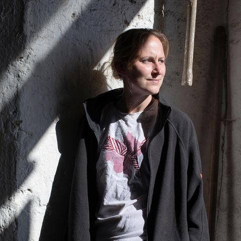 Die Bäuerin Julia Thielecke, eine Frau mit blondem Zopf