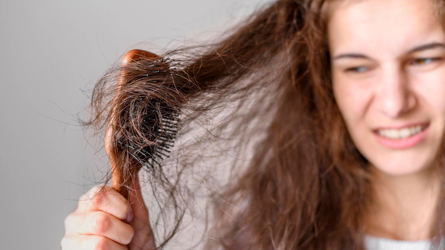 Frau bürstet ihre Haare