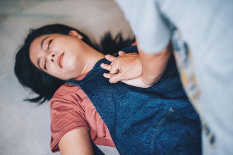 Junge Frau mit Herzversagen am Boden
