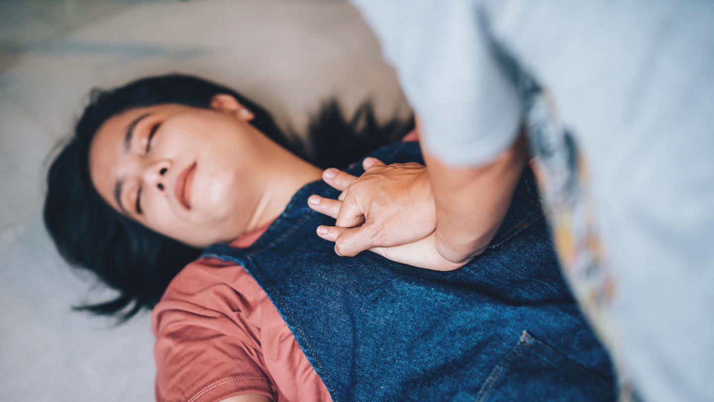 Junge Frau mit Herzversagen am Boden