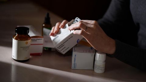 Packungen mit Medikamenten gegen das Post-Vac-Syndrom stehen auf einem Tisch