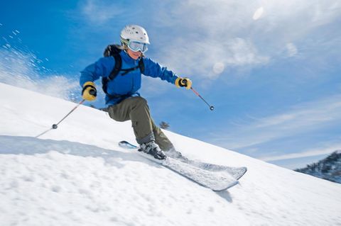 Skifahrerin fährt eine Piste runter