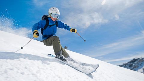 Skifahrerin fährt eine Piste runter