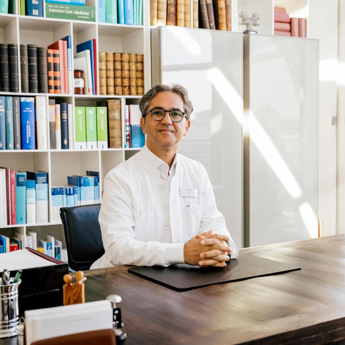 Rheumatologe Dr. med. Keihan Ahmadi-Simab fotografiert im Medizinicum Hamburg