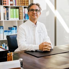 Rheumatologe Dr. med. Keihan Ahmadi-Simab fotografiert im Medizinicum Hamburg