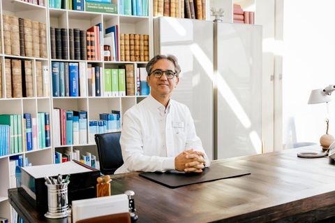 Rheumatologe Dr. med. Keihan Ahmadi-Simab fotografiert im Medizinicum Hamburg