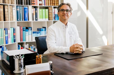 Rheumatologe Dr. med. Keihan Ahmadi-Simab fotografiert im Medizinicum Hamburg