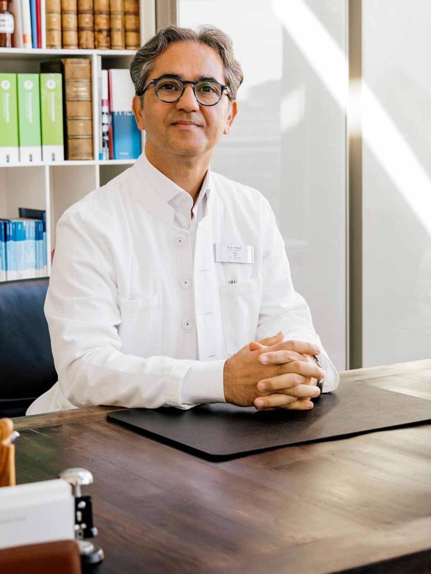 Rheumatologe Dr. med. Keihan Ahmadi-Simab fotografiert im Medizinicum Hamburg