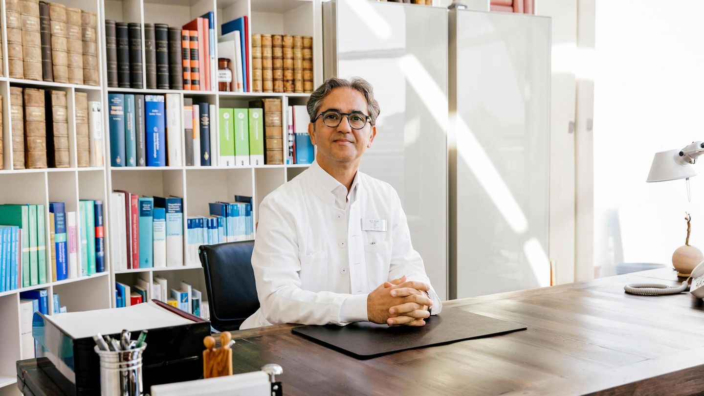 Rheumatologe Dr. med. Keihan Ahmadi-Simab fotografiert im Medizinicum Hamburg