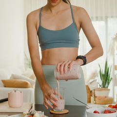 Eine Frau serviert einen Protein Shake zum Abnehmen.