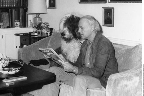 eine schwarz-weiß Fotografie von Loriot und einem Hund auf dem Sofa, den stern lesend