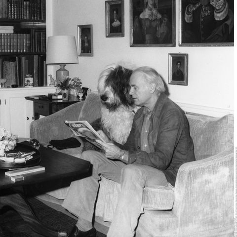 eine schwarz-weiß Fotografie von Loriot und einem Hund auf dem Sofa, den stern lesend