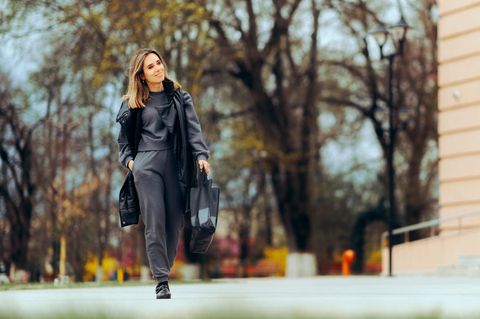 Jogginghose Athleisure-Trend: Eine Frau läuft in eleganter Jogginghose über die Straße