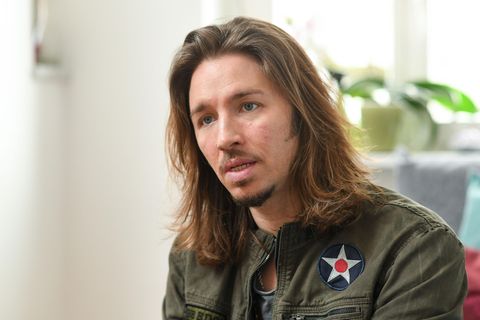 Der Sänger Gil Ofarim gibt ein Interview