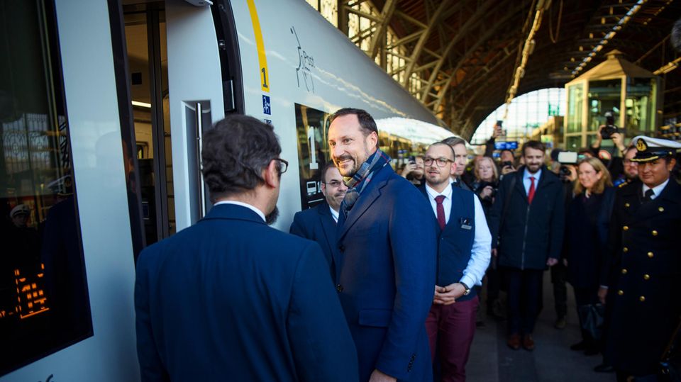In Hamburg sagt man tschüs! Haakon besteigt den ICE nach Berlin In Hamburg sagt man tschüs! Haakon besteigt den ICE nach Berlin